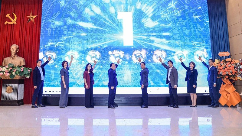 Các đại biểu ấn nút ra mắt Chuyên trang Bất động sản thuộc Báo Xây dựng. (Ảnh: THANH TÂM)