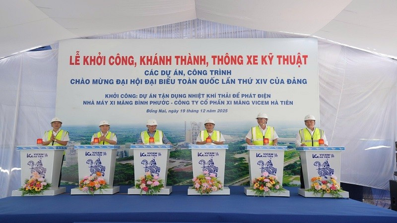 Các đại biểu ấn nút khởi công dự án. (Ảnh: Nguyễn Nhung)