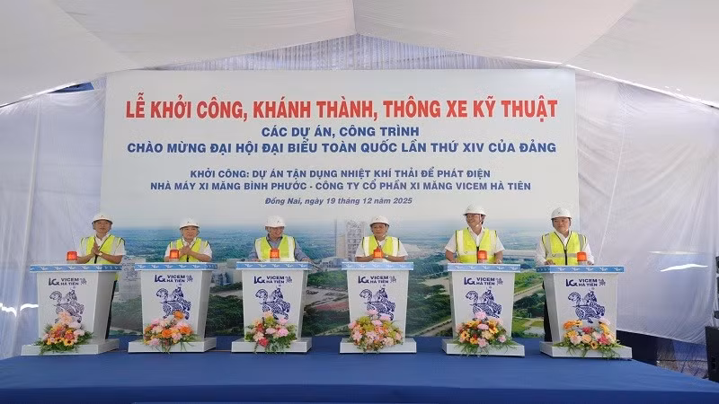 Các đại biểu ấn nút khởi công dự án. (Ảnh: Nguyễn Nhung)