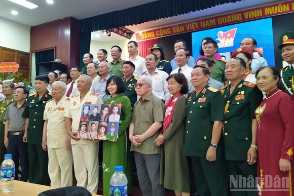 8 di ảnh phục dựng được Tổ chức Trái tim người lính cùng thân nhân các gia đình Anh hùng, liệt sĩ trao tặng cho các bảo tàng sáng 5/9.