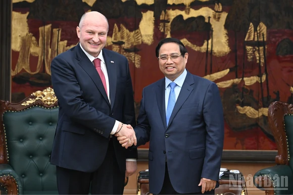 Thủ tướng Phạm Minh Chính và Bộ trưởng Bộ Tình trạng khẩn cấp Liên bang Nga Aleksandr Kurenkov. 