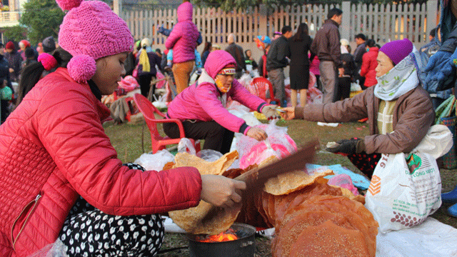 Độc đáo phiên chợ “âm dương” đất Cầu Vồng ảnh 1