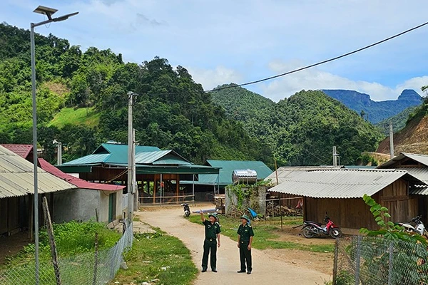 Bộ đội biên phòng lắp đèn chiếu sáng bằng năng lượng mặt trời ở bản vùng cao biên giới.