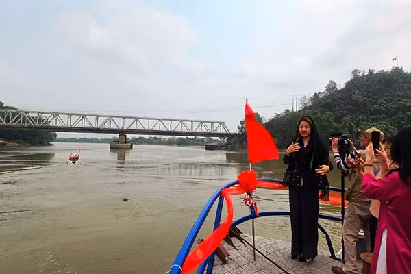 Cây cầu Hàm Rồng lịch sử cùng tour du lịch trên sông Mã hấp dẫn khách du lịch.