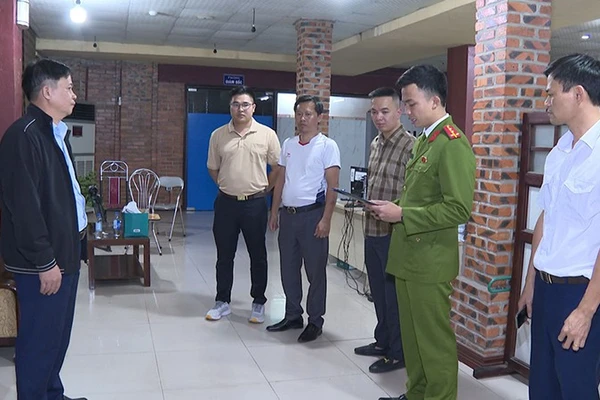 Cơ quan chức năng thi hành lệnh khám xét nơi làm việc của Nguyễn Xuân Sơn.