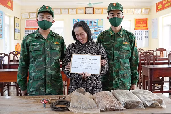 Bộ đội Biên phòng quản lý đối tượng cùng tang vật vụ án.
