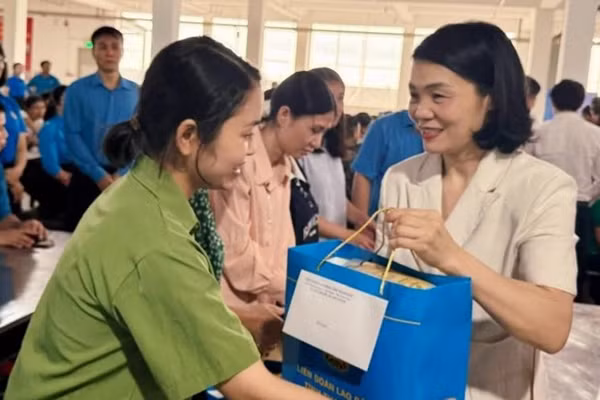 Lãnh đạo Mặt trận Tổ quốc tỉnh Thanh Hóa trao tặng quà cho công nhân.
