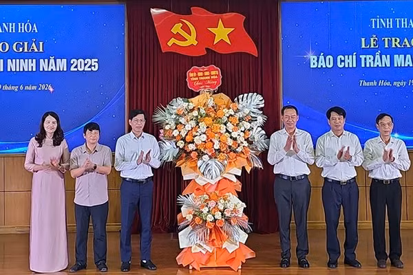 Lãnh đạo tỉnh Thanh Hóa tặng hoa chúc mừng Hội nhà báo, những người làm báo. 
