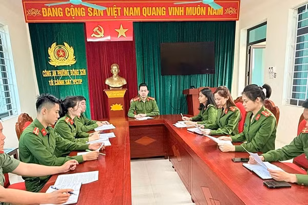 Công an phường Đông Sơn triển khai phương án tìm kiếm công dân.