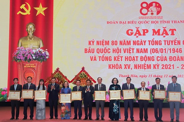 Chủ tịch tỉnh Thanh Hóa trao tặng Bằng khen cho các tập thể có đóng góp, thành tích xuất sắc.