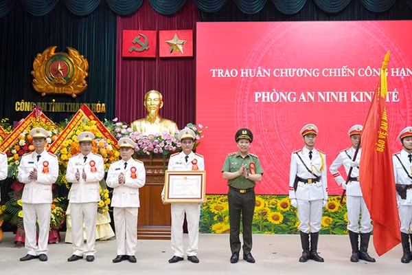 Thừa ủy quyền của Chủ tịch nước, lãnh đạo Bộ Công an trao Huân chương Chiến công cho Phòng An ninh kinh tế, Công an tỉnh Thanh Hóa.