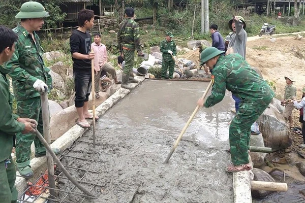 Bộ đội Biên phòng tham gia làm cầu, đường ở bản Co Cài, xã Trung Lý, tỉnh Thanh Hóa.