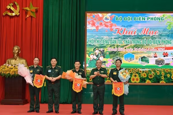 Ban Tổ chức tặng cờ lưu niệm cho đơn vị Biên phòng dự thi tiếng dân tộc Thái.