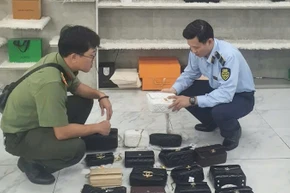 Lực lượng chức năng kiểm tra hộ kinh doanh M. P. (Ảnh: QLTT)