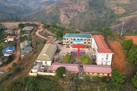 Có thêm 6 phòng học mới thì hàng trăm học sinh ở xã biên giới Mường Toong có điều kiện học tập tốt hơn. 