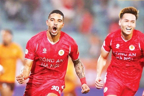 Cầu thủ Alves Rogerio Dos Santos (bên trái) lập cú đúp giúp Công an Hà Nội thắng 3-1.