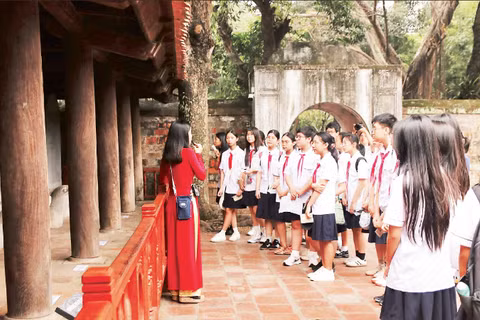 Học sinh, sinh viên chiếm lượng lớn trong số khách tham quan đến với Văn Miếu-Quốc Tử Giám trong dịp nghỉ lễ Giỗ Tổ Hùng Vương.
