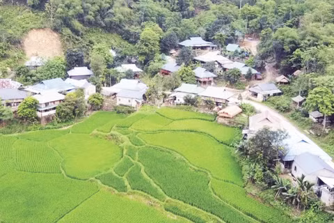 Thiên Phủ bình yên giữa màu xanh của núi rừng. (Ảnh: MINH QUYÊN)
