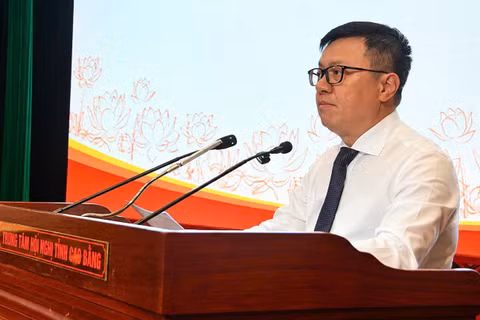 Đồng chí Lê Quốc Minh, Ủy viên Trung ương Đảng, Tổng Biên tập Báo Nhân Dân, Phó Trưởng Ban Tuyên giáo và Dân vận Trung ương, Chủ tịch Hội Nhà báo Việt Nam phát biểu ý kiến tại hội thảo.