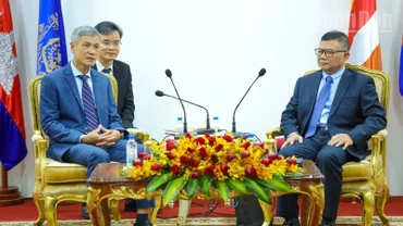 Đại sứ Việt Nam tại Campuchia Nguyễn Minh Vũ (bên trái) tại cuộc gặp ông Chhay Sinarit, Bộ trưởng Cao cấp, Trưởng Ban Thư ký Ủy ban Chống lừa đảo trực tuyến Campuchia ngày 23/7.