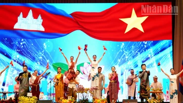 Biểu diễn nghệ thuật tại Lễ kỷ niệm 80 năm Quốc khánh Việt Nam được tổ chức tại Phnom Penh, Campuchia. (Ảnh: ĐINH TRƯỜNG)