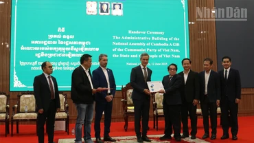 Đại sứ Việt Nam tại Campuchia Nguyễn Minh Vũ (thứ tư từ trái sang) thực hiện nghi thức bàn giao công trình tòa nhà hành chính mới của Quốc hội Campuchia do Việt Nam tài trợ.