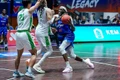 Tamyrik Fields dẫn bóng tấn công trực diện khu vực cận rổ Cantho Catfish. (Ảnh: VBA)