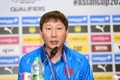 Huấn luyện viên Kim Sang Sik phát biểu tại buổi họp báo.