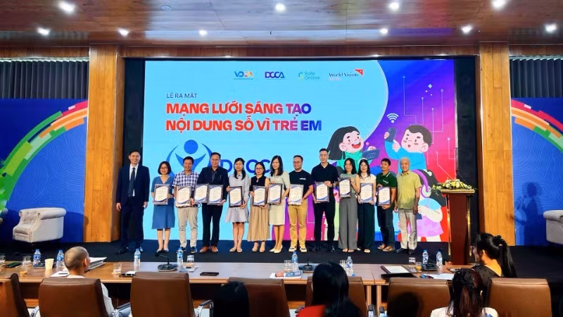 Đại diện một số tổ chức thành viên sáng lập Mạng lưới DCCC ra mắt.