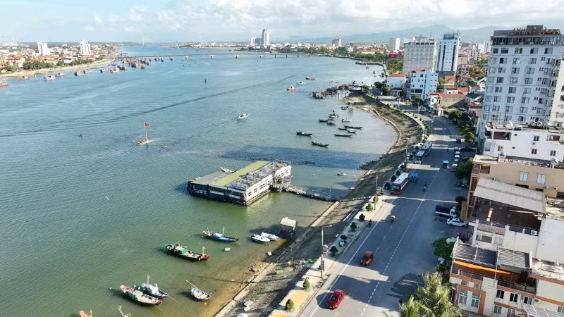 Con đường du lịch Trương Pháp chạy dọc bờ sông Nhật Lệ.