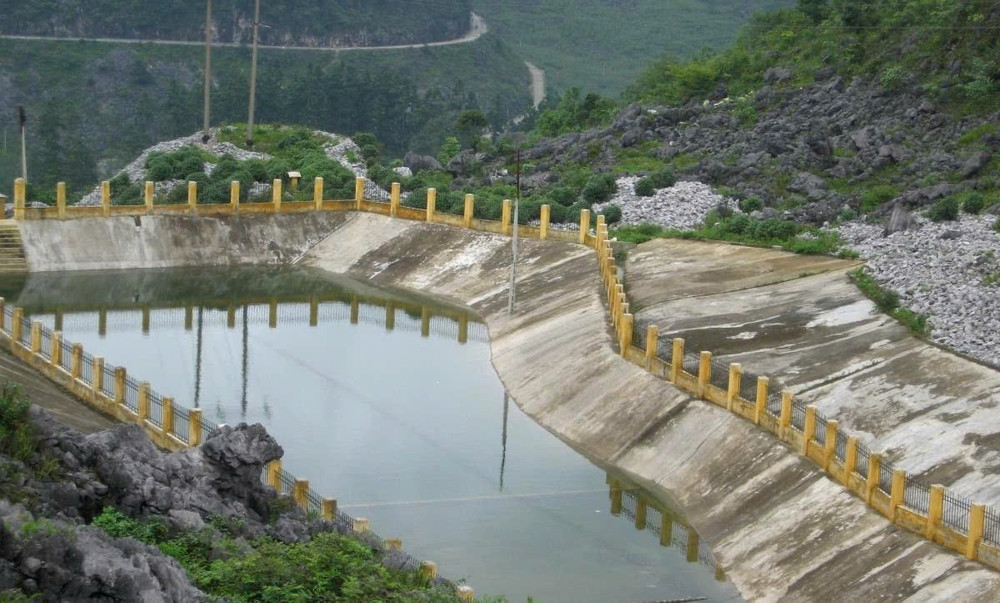 Hồ thực nghiệm trữ nước ở xã Thài Phìn Tủng, huyện Đồng Văn, tỉnh Hà Giang. (Ảnh: PHẠM VĂN PHÚ)