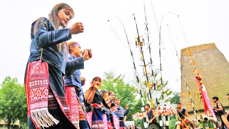 PGS, TS Võ Quang Nhơn có tình cảm máu thịt với Tây Nguyên. Mảnh đất ấy đã truyền cho ông tri thức và cảm hứng để biên soạn các tuyển tập Đăm Săn Thí (1972), Truyện cổ các dân tộc miền Nam (1976), Truyện cổ Ca tu (1978), Truyện cổ Cơ ho (1984, 1988) và đặc biệt là Dân ca Tây Nguyên (1976, 1986).