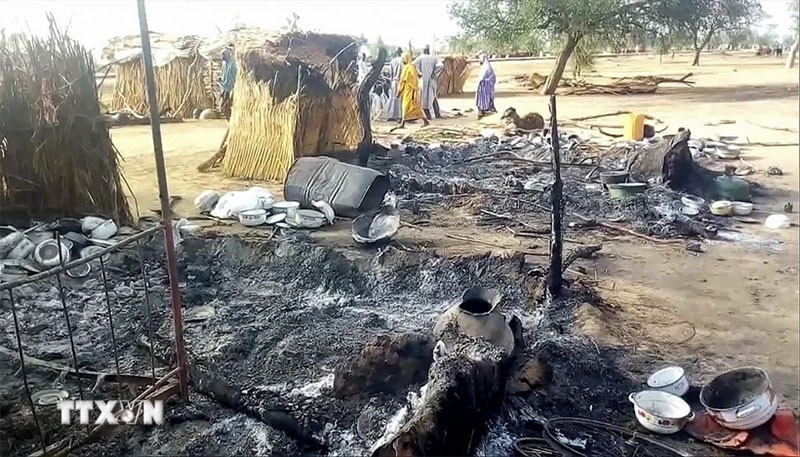 Hiện trường một vụ tấn công do Boko Haram tiến hành nhằm vào đám tang ở gần thủ phủ Maiduguri của bang Borno, Nigeria. (Ảnh: TTXVN)