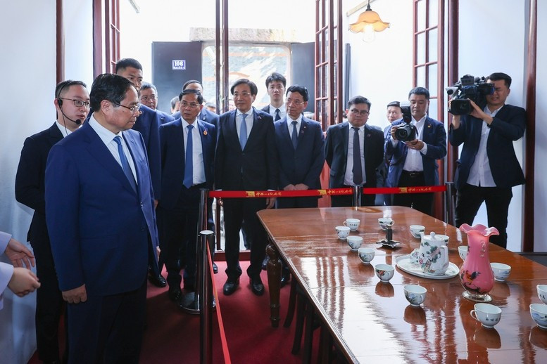 Khu Di tích Đại hội Đại biểu toàn quốc lần thứ nhất của Đảng Cộng sản Trung Quốc được xem là cội nguồn tinh thần của những người Cộng sản Trung Quốc, được mệnh danh là "Nơi khai sinh của Đảng" . Khu Di tích Đại hội Đại biểu toàn quốc lần thứ nhất của Đảng Cộng sản Trung Quốc được xem là cội nguồn tinh thần của những người Cộng sản Trung Quốc, được mệnh danh là "Nơi khai sinh của Đảng" .