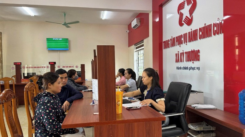 Do thiếu cán bộ chuyên môn nên áp lực công việc với các cán bộ, công chức xã Kỳ Thượng (Hà Tĩnh) rất lớn.