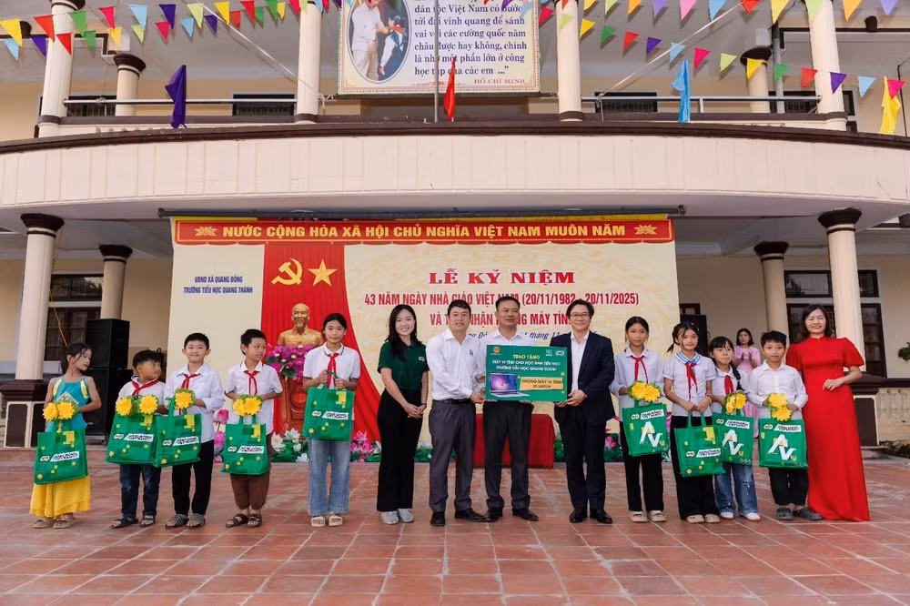 Lễ trao tặng phòng máy tính, cùng Lễ kỷ niệm 43 năm ngày nhà giáo Việt Nam (20/11/1982-20/11/2025) tại điểm trường tiểu học Quang Thành, Nghệ An.