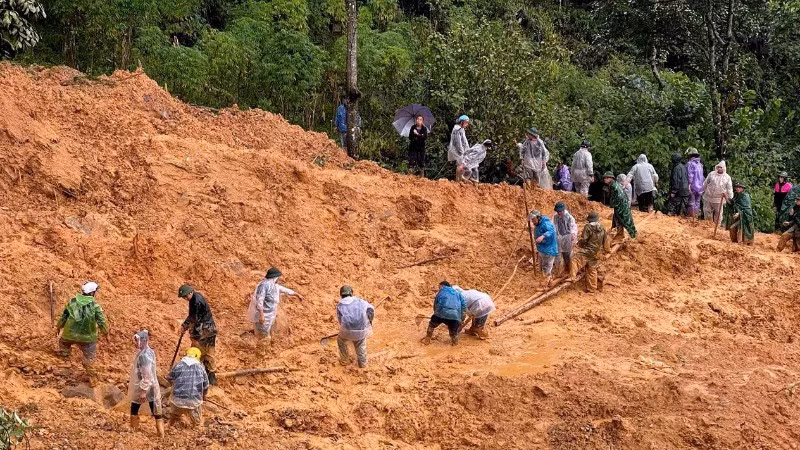 Các lực lượng chức năng đang nỗ lực tìm kiếm nạn nhân mất tích trong điều kiện thời tiết không thuận lợi.