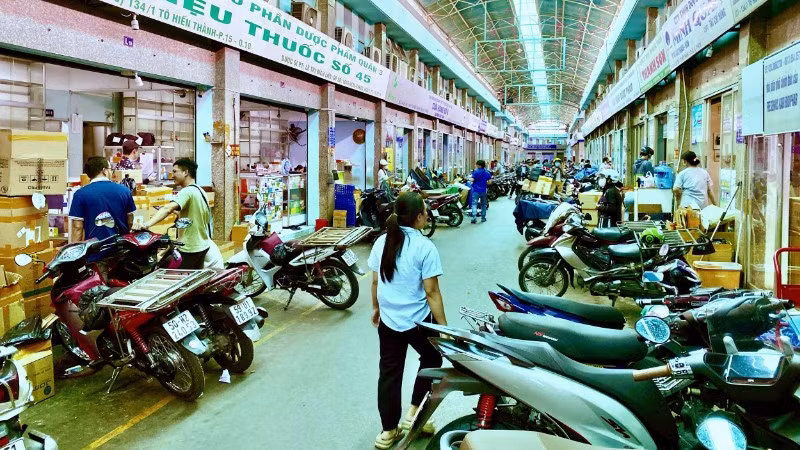 Hoạt động mua bán tấp nập tại chợ thuốc ở phường Hòa Hưng.