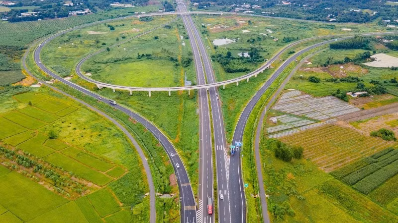 Đến nay, tổng chiều dài đường bộ cao tốc cả nước đã gần chạm mốc 2.500km, giúp tăng hiệu quả đầu tư, giảm chi phí logistics, mở ra không gian mới...