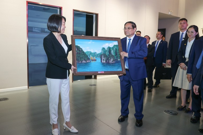 Thủ tướng tặng quà lưu niệm cho đại diện lãnh đạo Phòng Triển lãm phát triển và mở cửa Phố Đông (Thượng Hải). Thủ tướng tặng quà lưu niệm cho đại diện lãnh đạo Phòng Triển lãm phát triển và mở cửa Phố Đông (Thượng Hải).