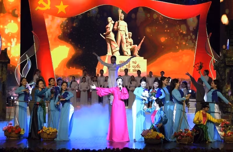 Tiết mục nghệ thuật mang đậm dấu ấn văn hóa, lịch sử của Thủ đô giới thiệu tới công chúng. (Ảnh: CHÂU XUYÊN) 