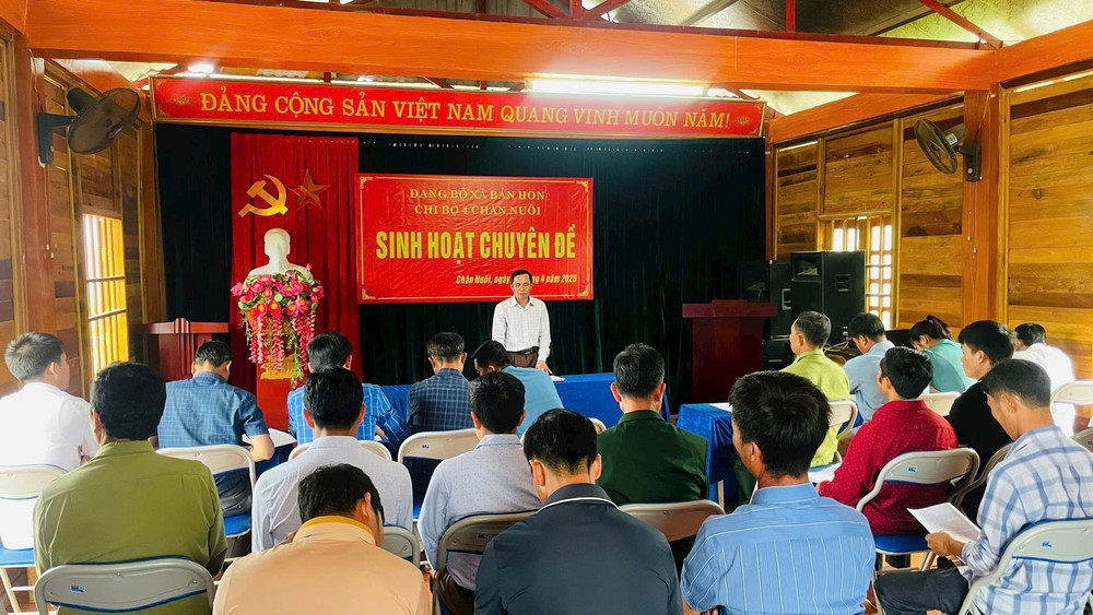 Buổi sinh hoạt chuyên đề tại Chi bộ bản Chăn Nuôi. (Ảnh: PHẠM CƯỜNG)