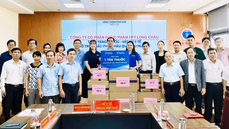Đại diện Long Châu phối hợp Sở Y tế thành phố Huế trao tặng thuốc và vật tư y tế, hỗ trợ người dân bị ảnh hưởng bởi mưa, lũ.