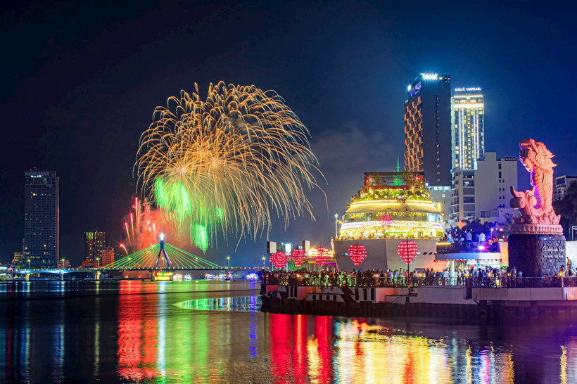 Festival Pháo hoa quốc tế Đà Nẵng góp phần thu hút hàng triệu lượt khách tới tham quan và lưu trú tại thành phố biển xinh đẹp này. (Ảnh Nguyễn Xuân Thao)
