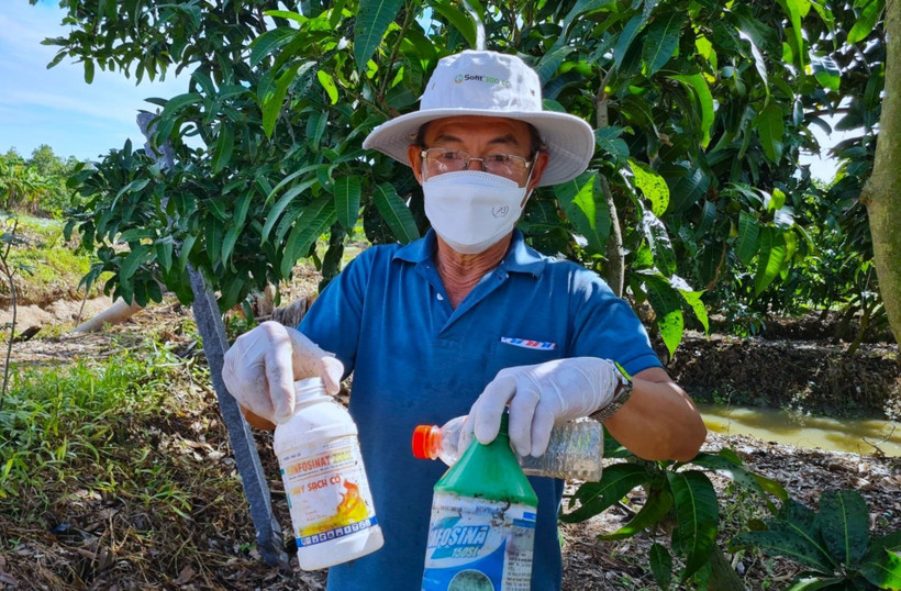 Việc lạm dụng các hóa chất bảo vệ thực vật, chất diệt cỏ sẽ để lại những mối nguy hiểm dài lâu do lượng tồn dư của chúng trong đất và nguồn nước.