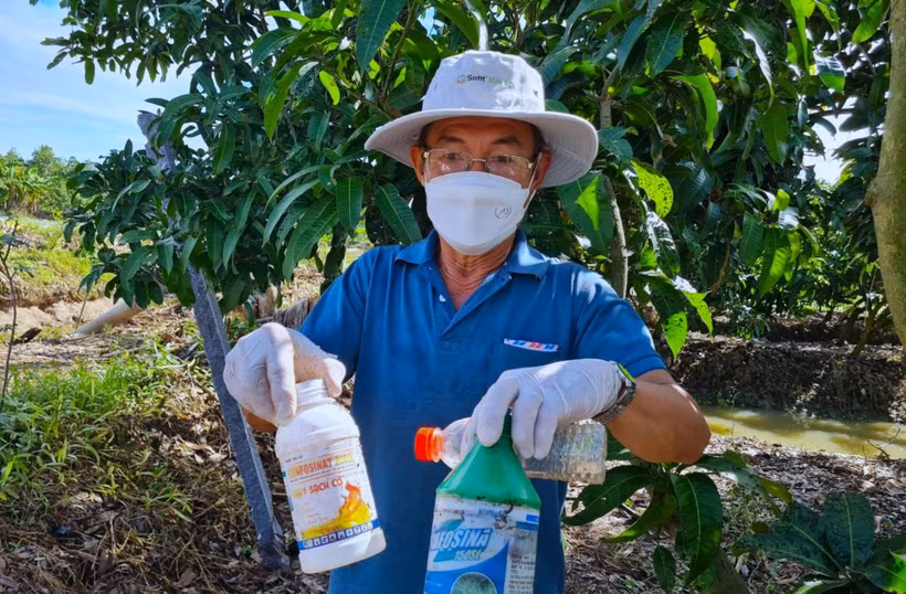 Việc lạm dụng các hóa chất bảo vệ thực vật, chất diệt cỏ sẽ để lại những mối nguy hiểm dài lâu do lượng tồn dư của chúng trong đất và nguồn nước.