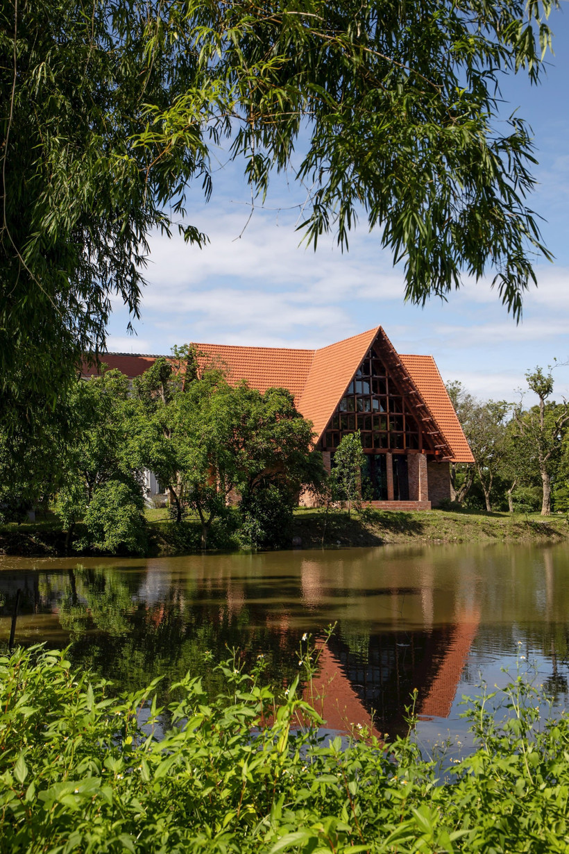 Một hạng mục công trình công giáo với màu mộc mạc của vật liệu gạch, ngói, gỗ, do KTS Lê Minh Hoàng và cộng sự thiết kế, giám sát thi công.