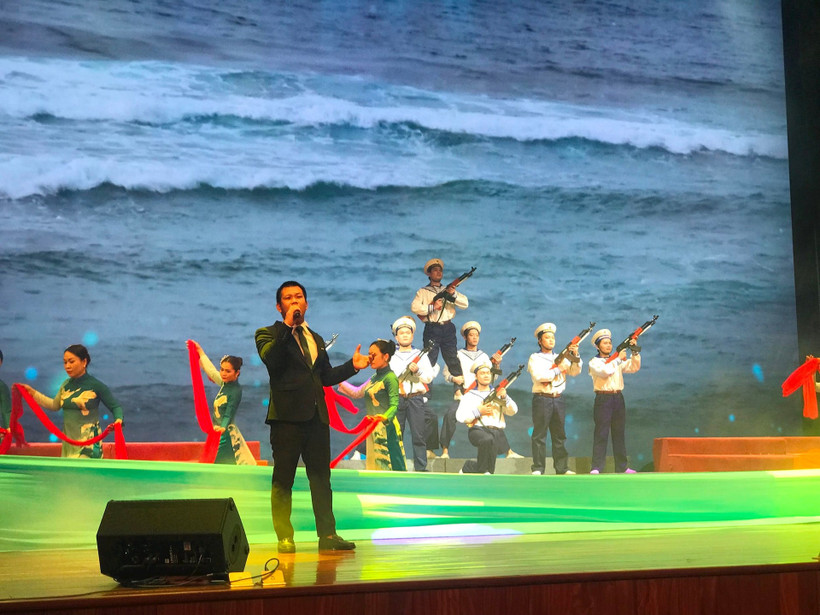 Biển đảo quê hương là một chủ đề được đề cập trong Ngày thơ Việt Nam năm 2025. Ảnh Tú Nhi 