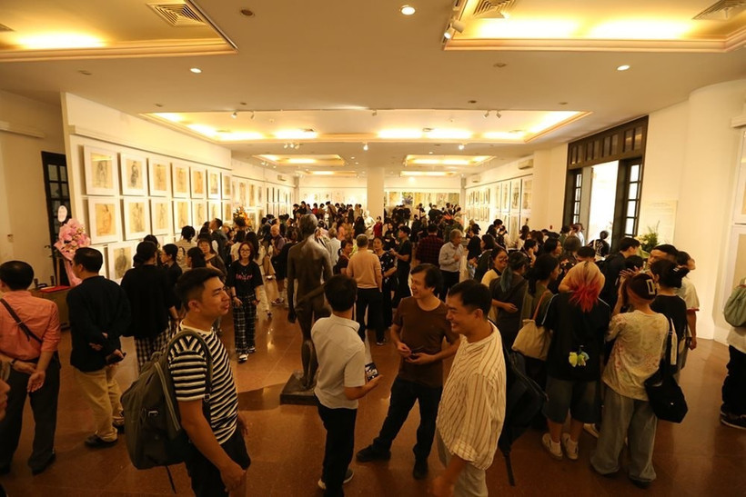 Triển lãm các bài nghiên cứu hình hoạ của nhiều thế hệ sinh viên nhà trường, tháng 9/2025, thu hút sự quan tâm của đông đảo giới chuyên môn. Ảnh: Mai Loan