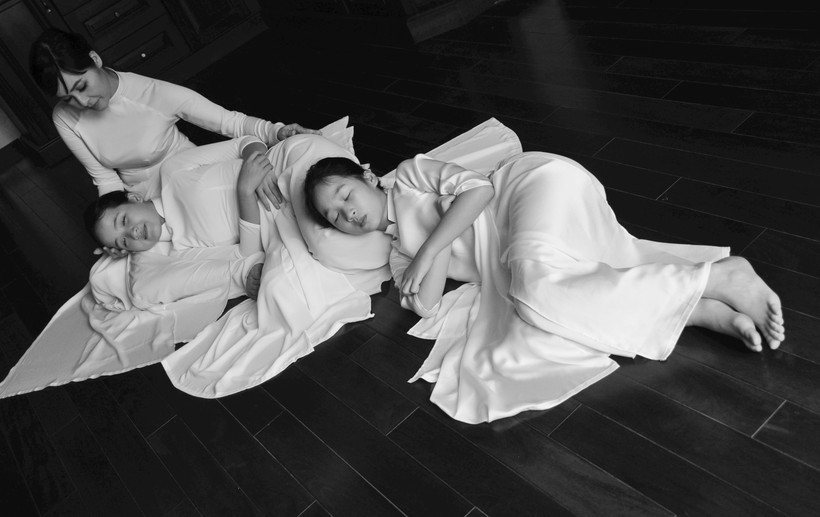 Bức ảnh về ca sĩ Trang Nhung-một nhân vật trong sách "Huyền thoại áo dài Việt Nam" cùng hai con gái của chị. Ảnh: Đỗ Lan Hương